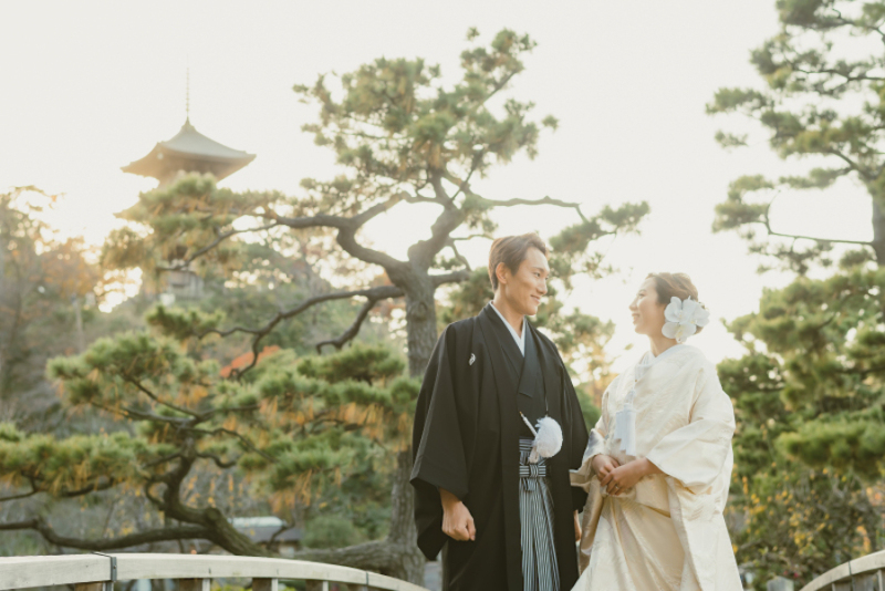 西日の柔らかい光と、自然と出た笑顔がマッチした一枚。一緒にお散歩しているような気持ちで撮影しています。おふたりも気負わず、そのロケーションを楽しんでくださいね。いつの間に!という表情を逃しません。