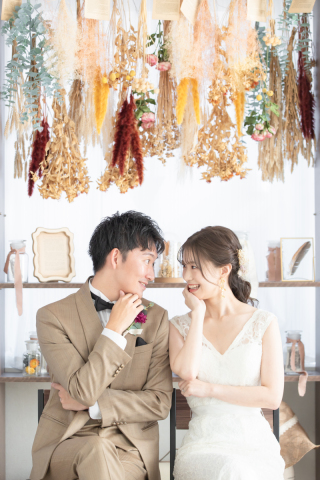 目線を合わせてお二人の自然な表情が出た瞬間を逃さず撮影しました。背景のお花の色も合わさってかわいらしい一枚に。ご新婦様の選んでくださったお花やドレスのレースゆるっとした後毛も一緒に残しました＊