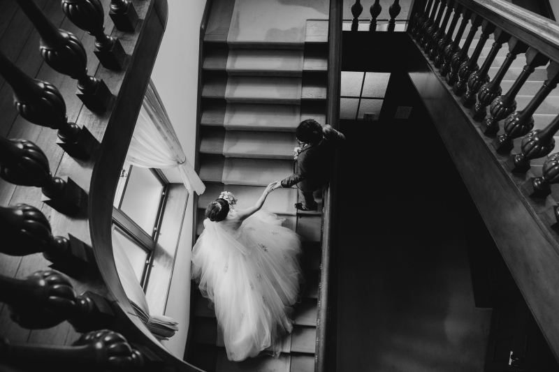 その場の光と影、建築の表情を捉え彼ならではの独自の視点で切り取ります。写真の色調についてもフィルムライクな補正を行うためレトロ・クラシック・落ち着いた雰囲気のお写真がお好みのおふたりにおすすめです。