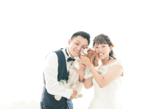 大切な家族と一緒に。今もわんちゃんと暮らしているため、ご機嫌を見ながらかわいい角度やポーズは逃しません。ペットとの撮影はお任せ下さい！うちの子はここがかわいい！という推しポイントも教えて下さいね。