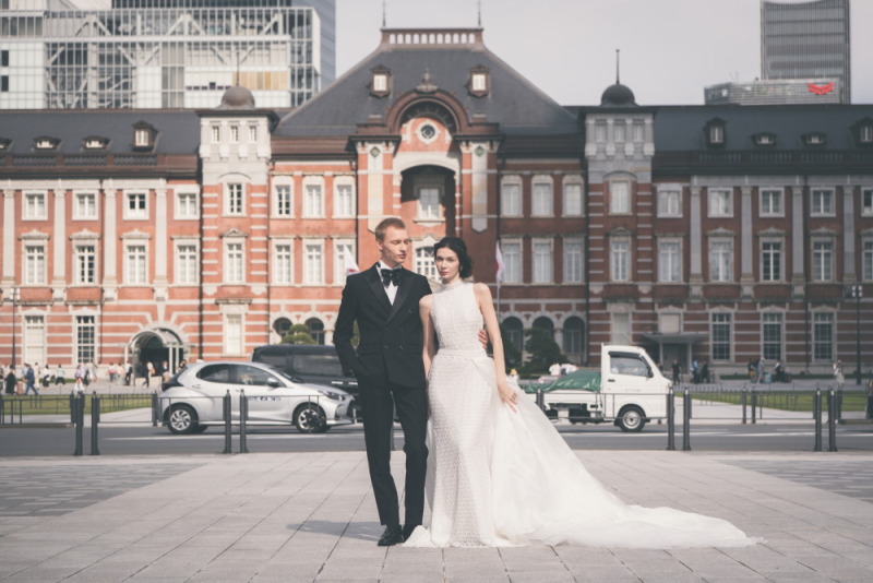 東京駅の赤レンガを背景に