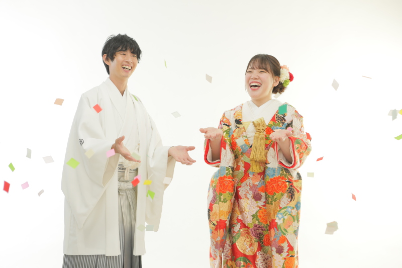 ご持参いただいた花吹雪は、スタッフ総出でお手伝い!納得いくまで何回でもチャレンジ!