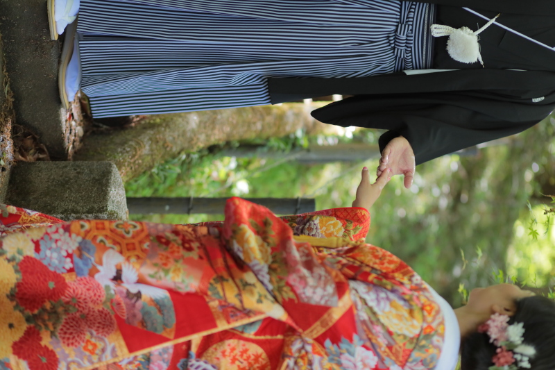 手と手を・・・