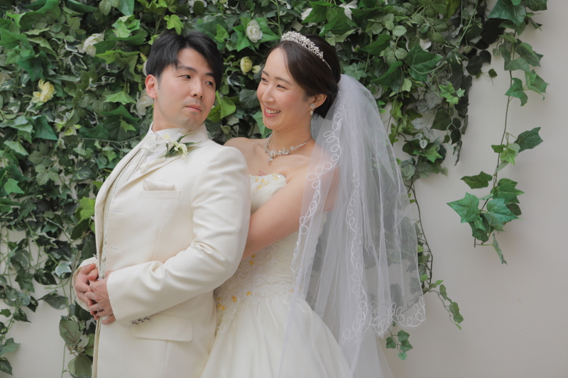 ナチュラルかわいいショット！スタジオ内での撮影ですがライティングの技術によりロケーションのような柔らかい雰囲気を出す事も出来ます！声掛けをしながらお二人の自然な表情をお撮り致します！