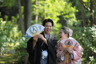 夏のロケーション撮影！お二人らしい楽しく仲良しな雰囲気がお写真から伝わるように撮影しました！笑顔が素敵な一枚です♪