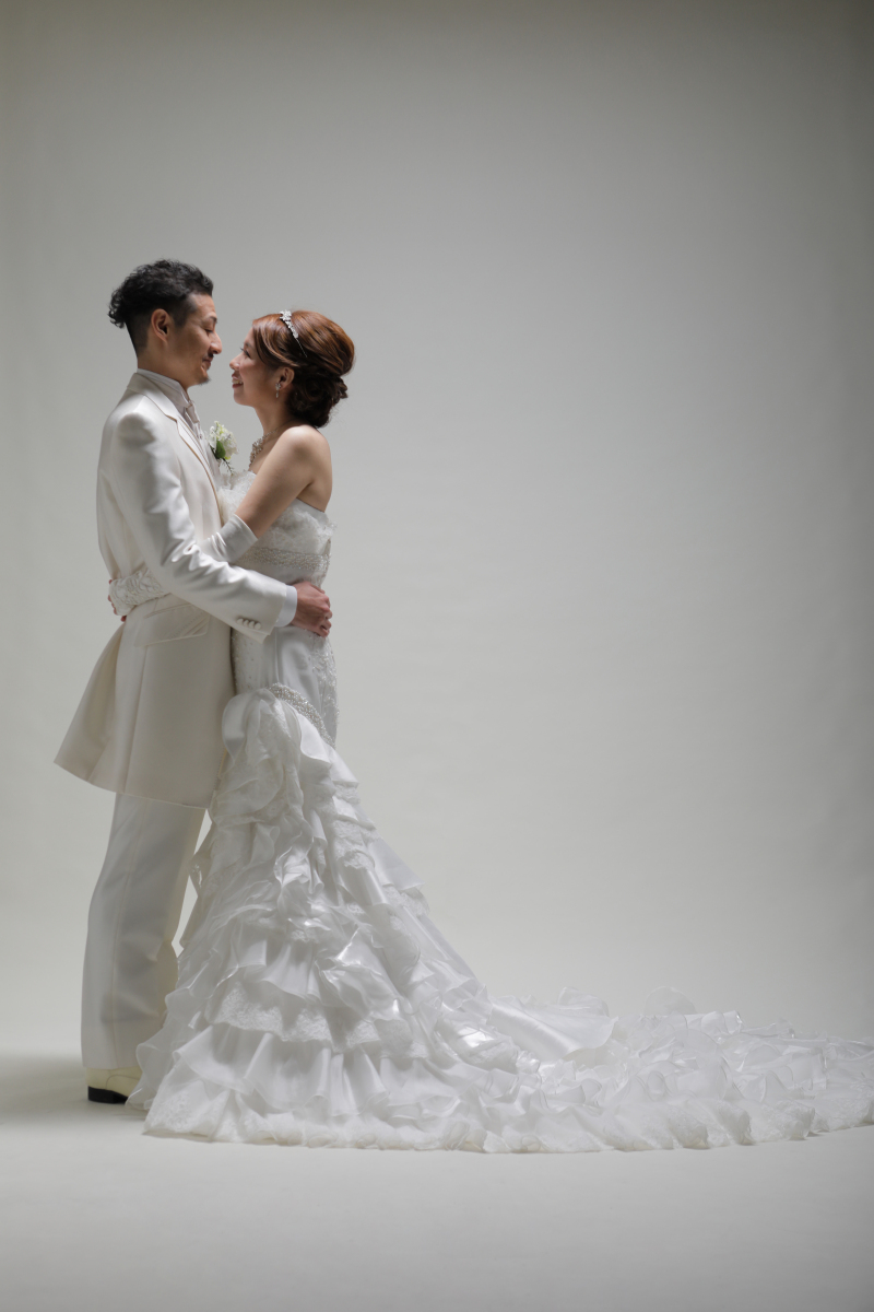 ウエディングドレスもカラードレスもどっちも着たい★【ヘアチェンジも出来る】スタジオ洋装2着プラン≪台紙orデータ付き≫