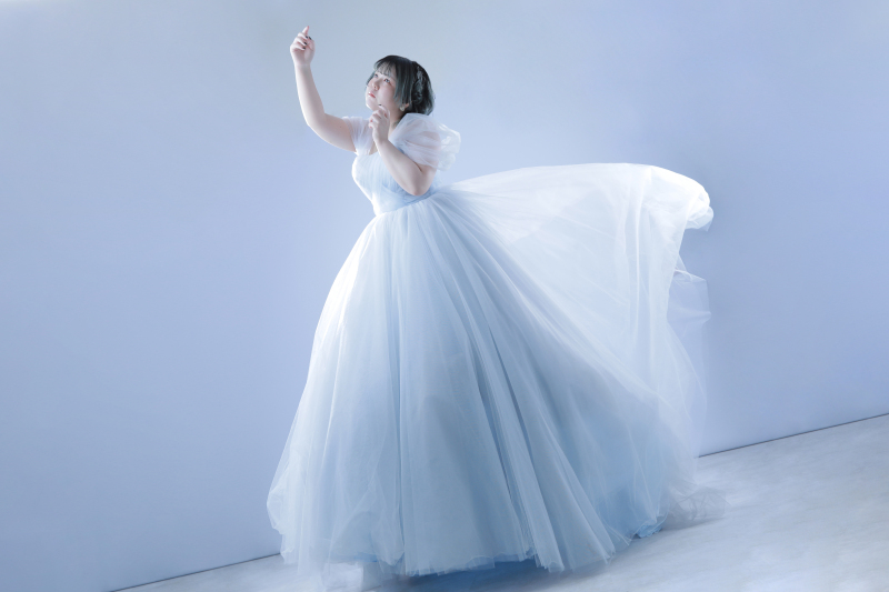 ドレスをふわっと、なびかせて