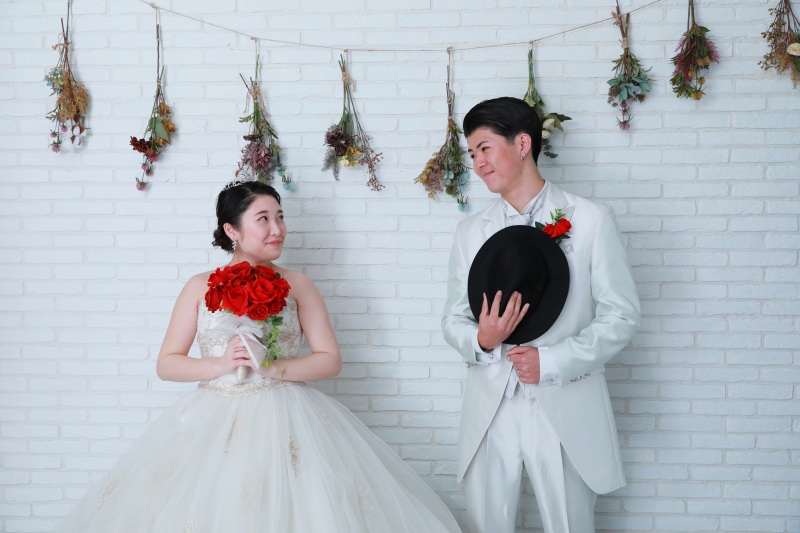 白レンガの前で可愛らしいショット