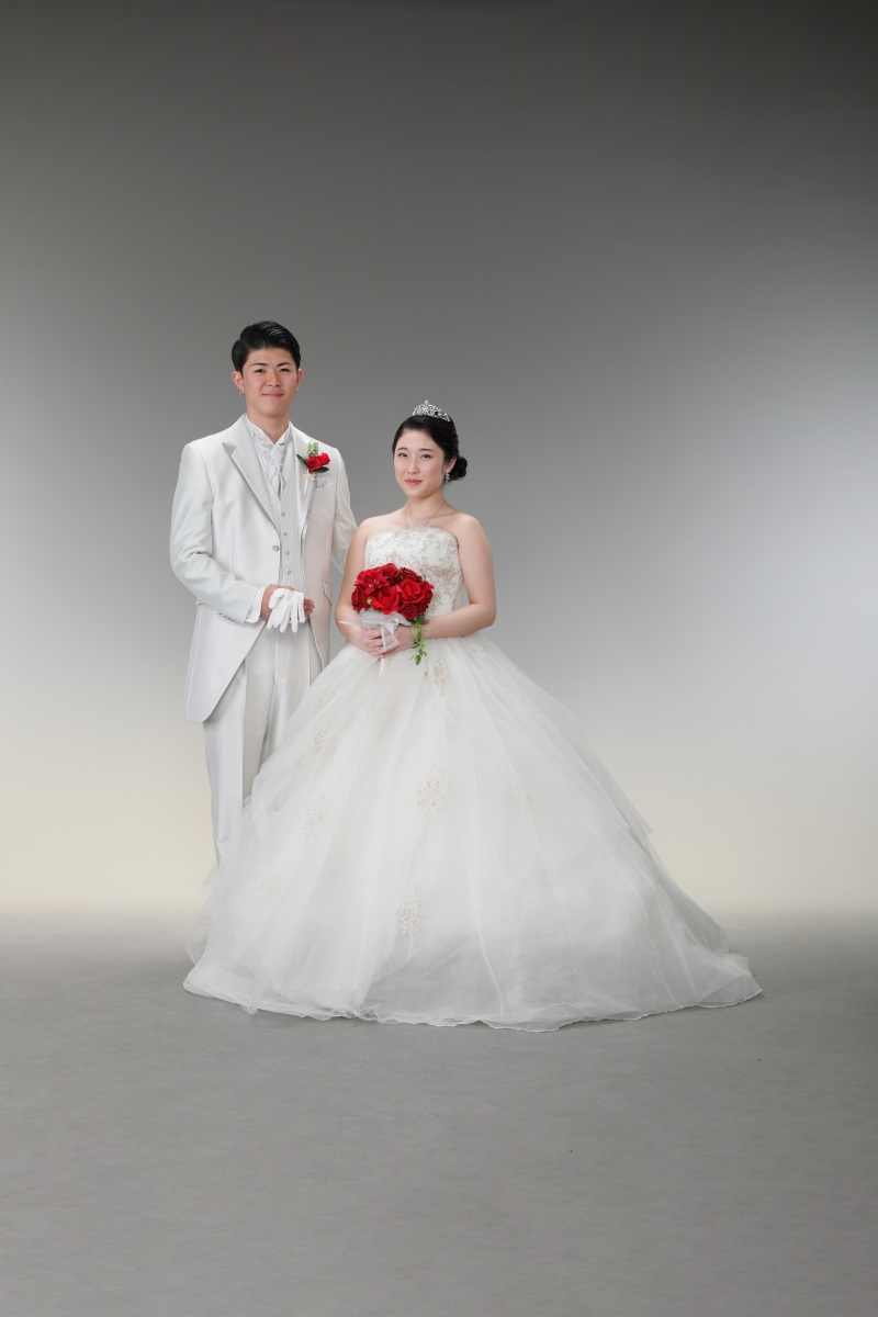 まずはウエディングドレスから