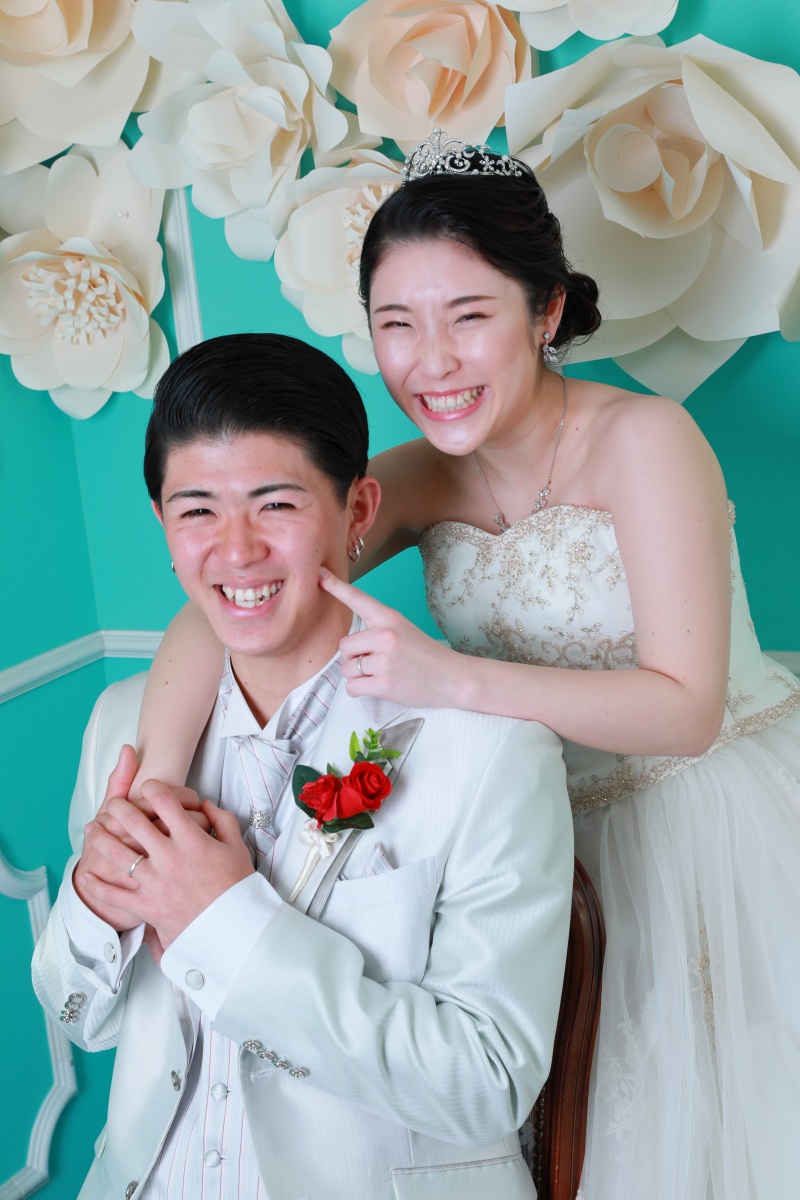 奥様が旦那様のほっぺたを「つんっ！」