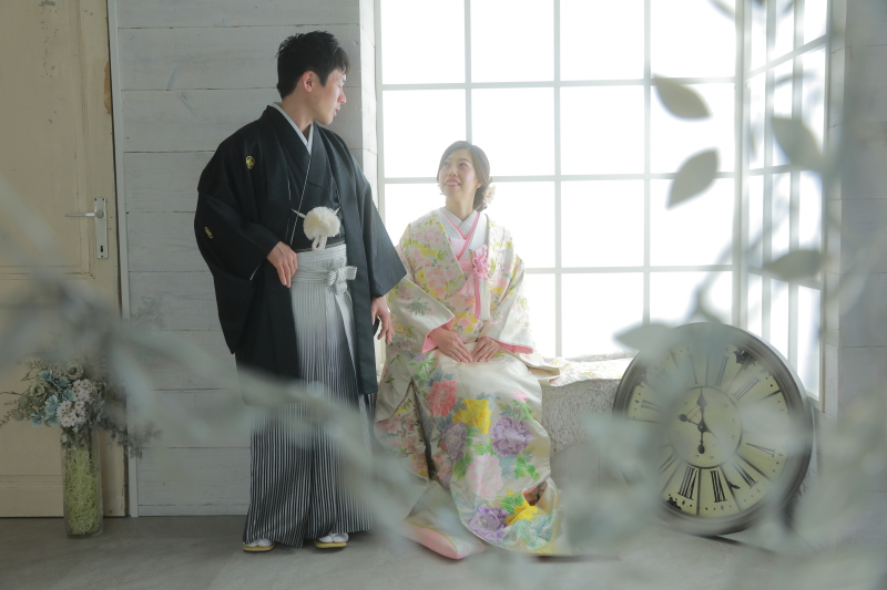 光壁、窓の前で