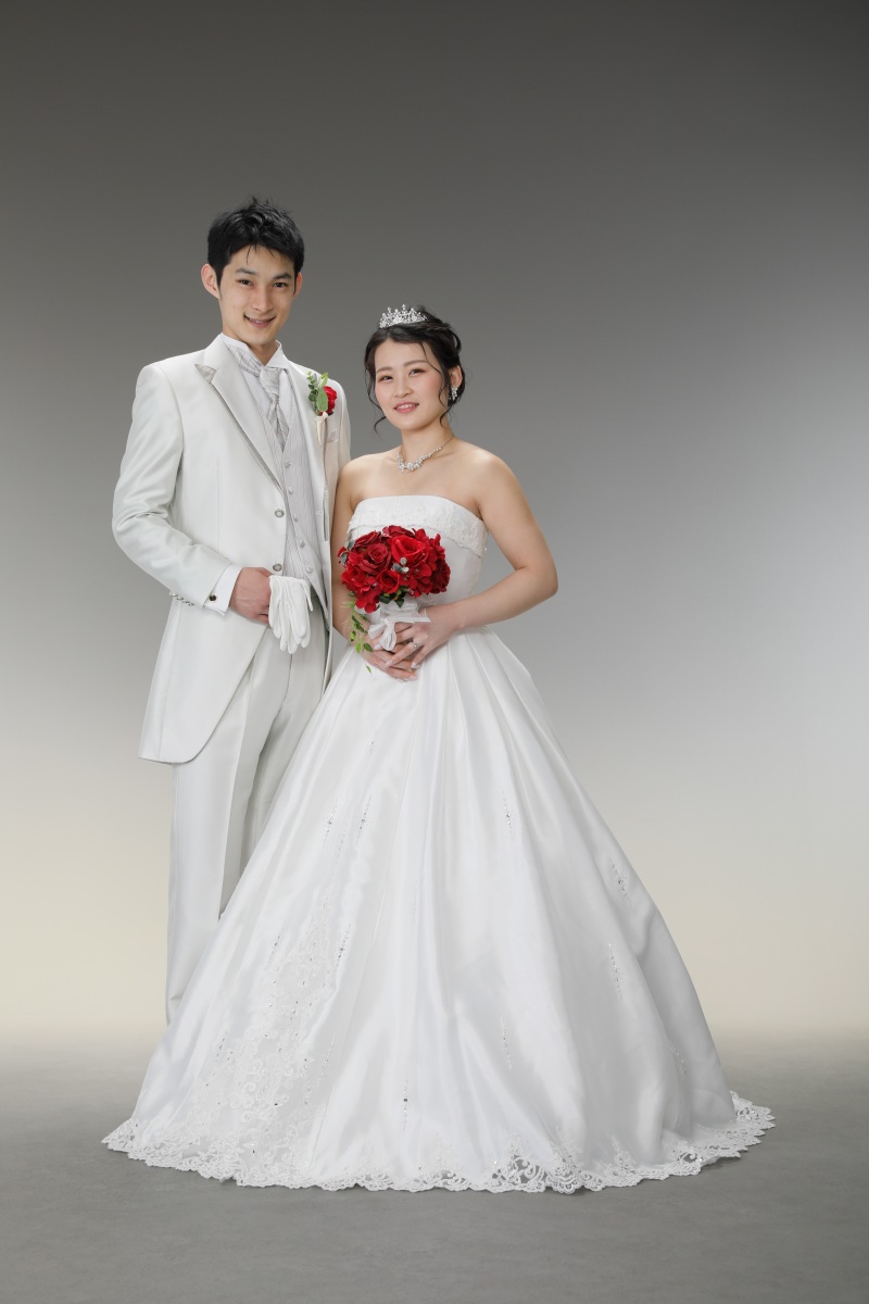 まずはウエディングドレスから