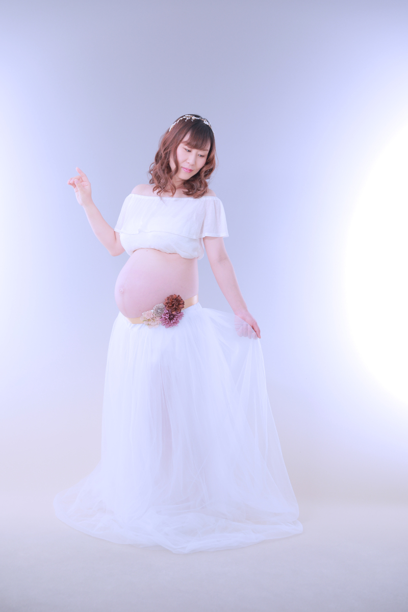 《衣裳付きマタニティフォト》これから生まれてくる赤ちゃんへの贈り物として。スタジオならではのオシャレなマタニティフォトを☆