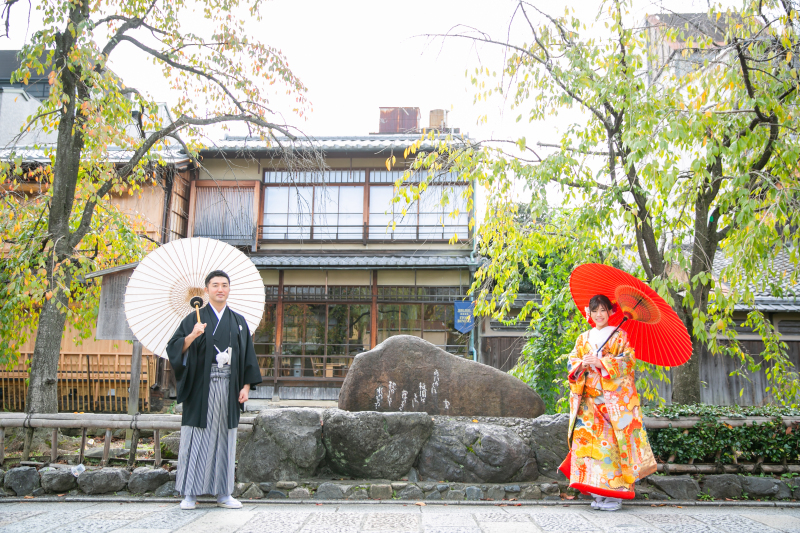 二人で傘を持って