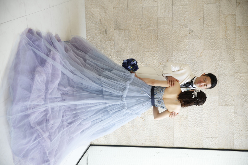 白壁を背景に向かい合わせで