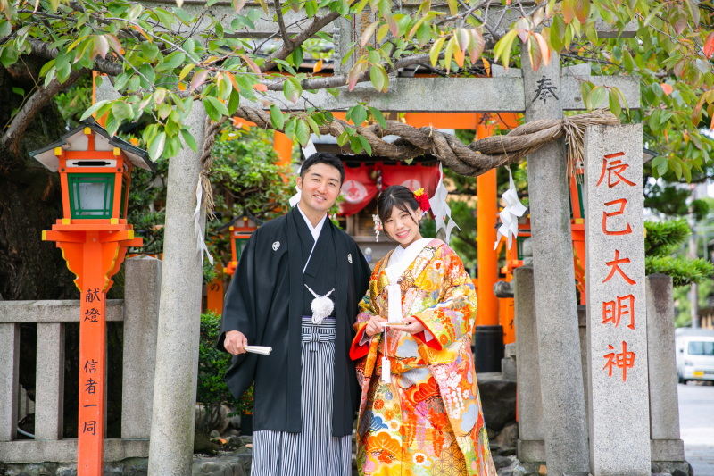 辰己大明神の前で