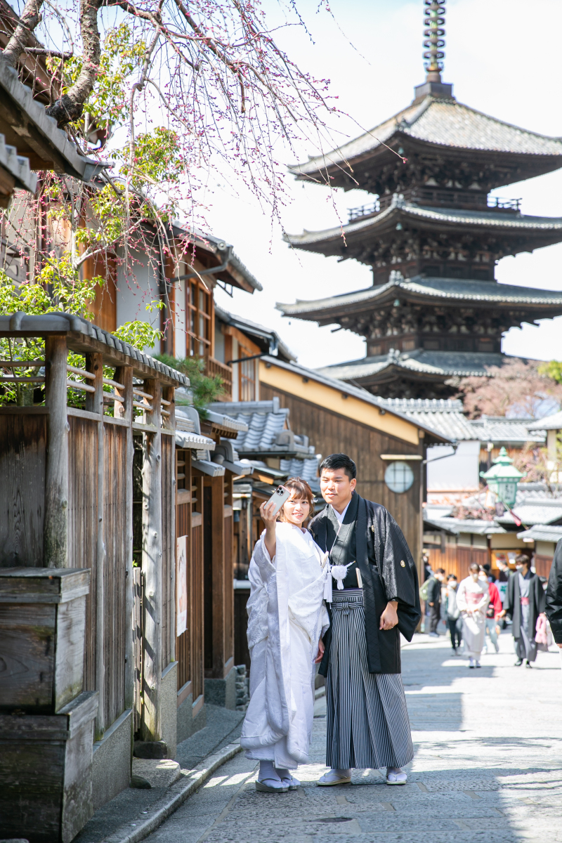 五重塔を背景に