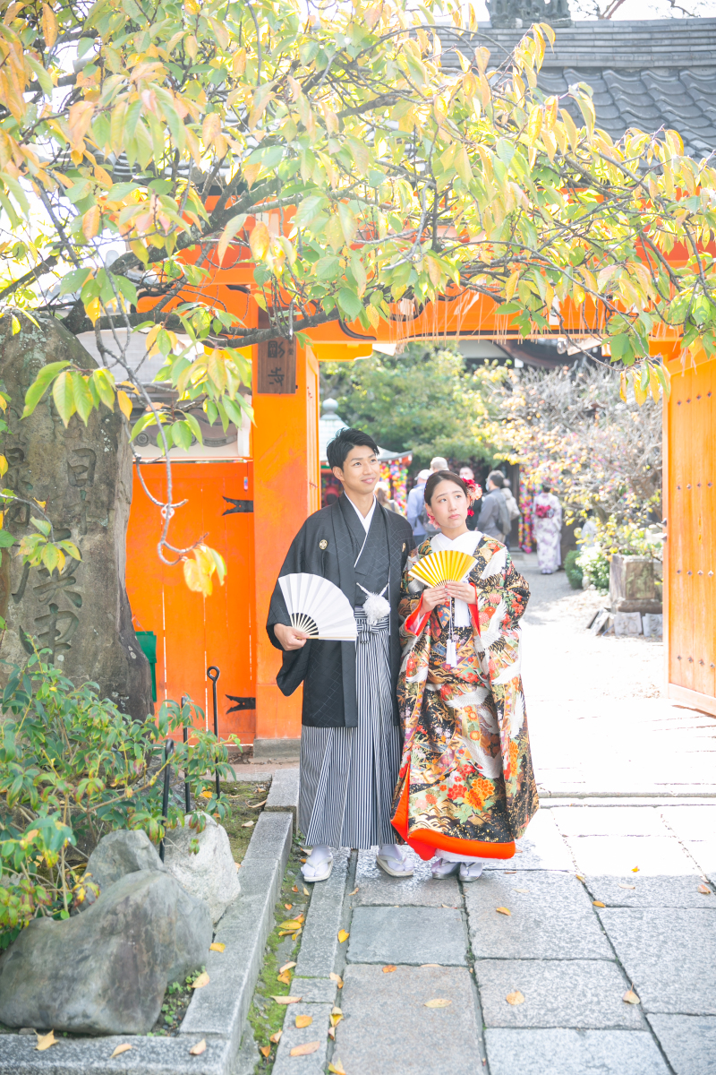 オレンジ色の門の前で