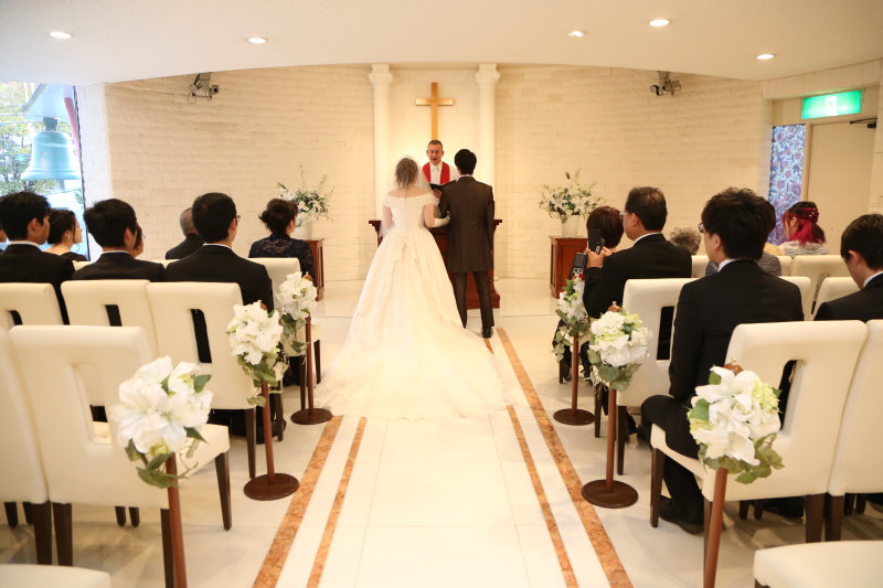 チャペルでの挙式シーン