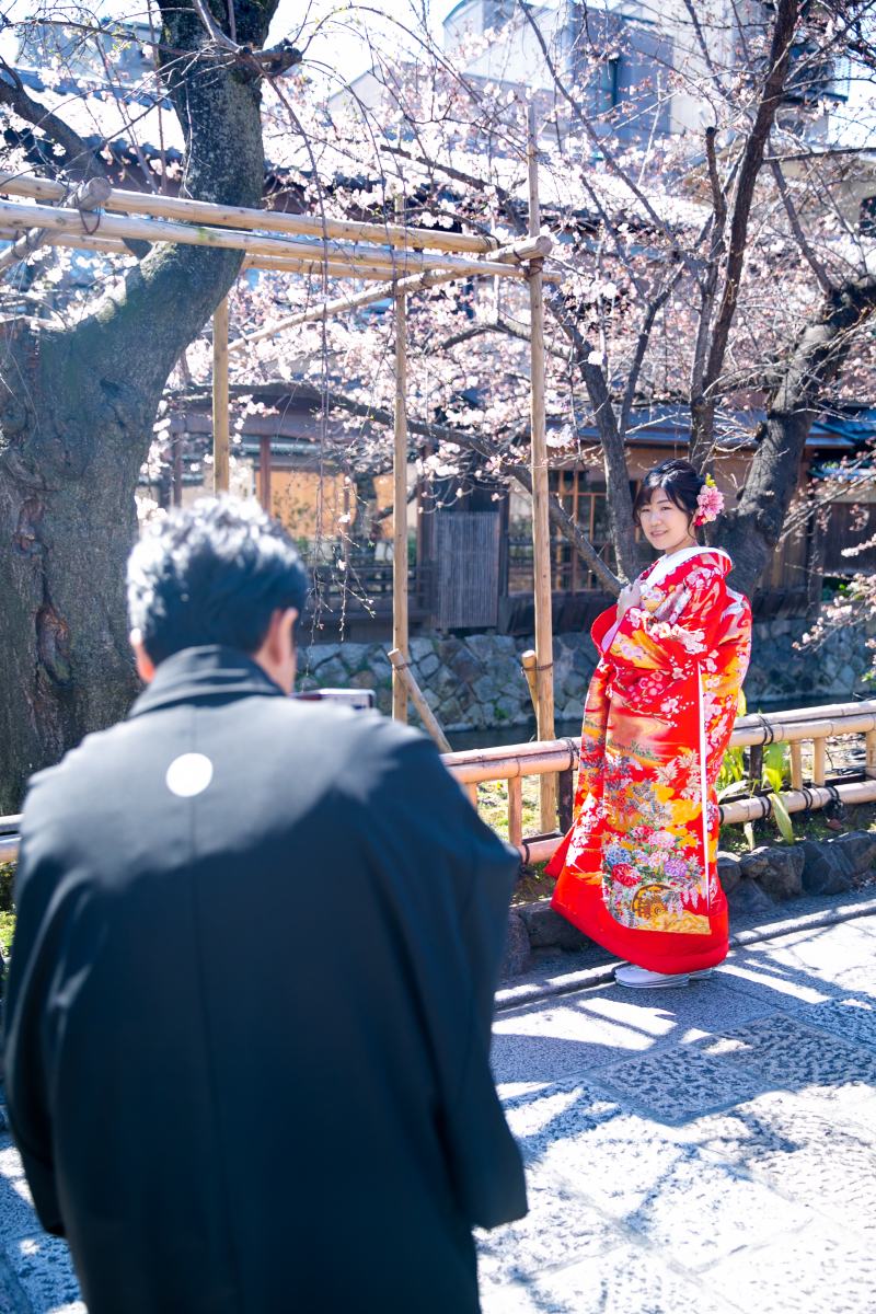 写真を撮る新郎様