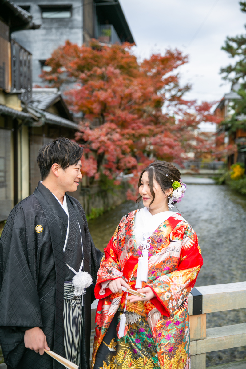 紅葉と川を背景に