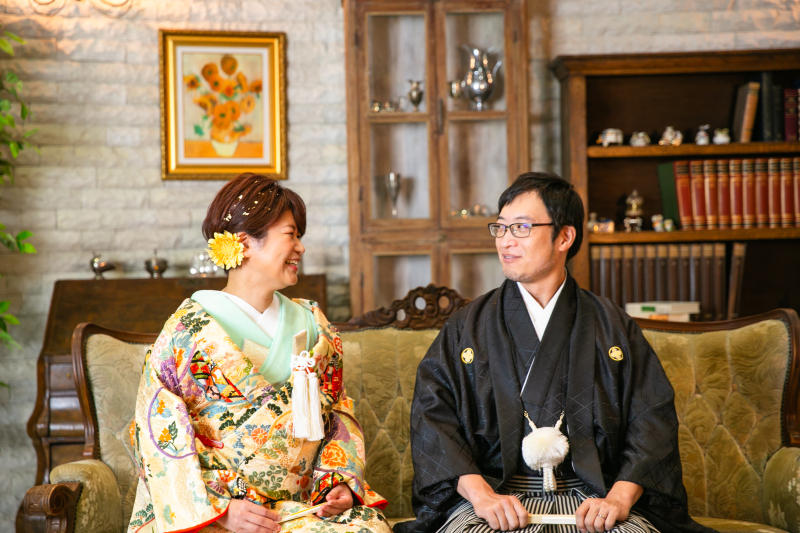 ソファに腰掛けて