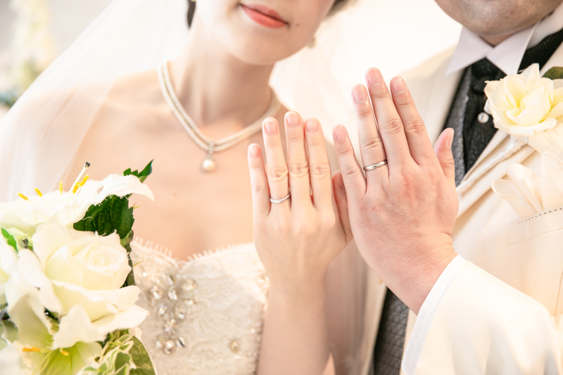 記者会見風に指輪を披露していただきました