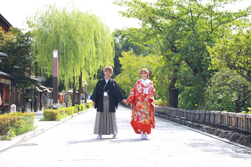 夏のさわやかな青空の下で