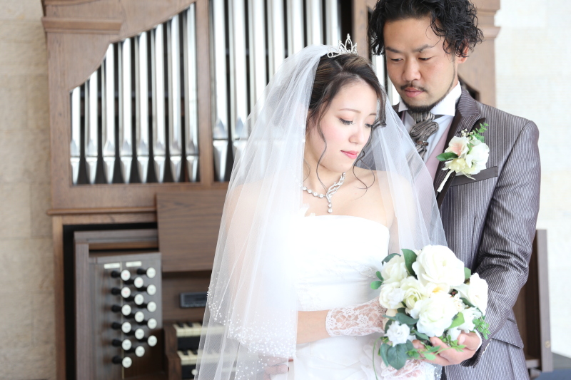 オルガンの前で