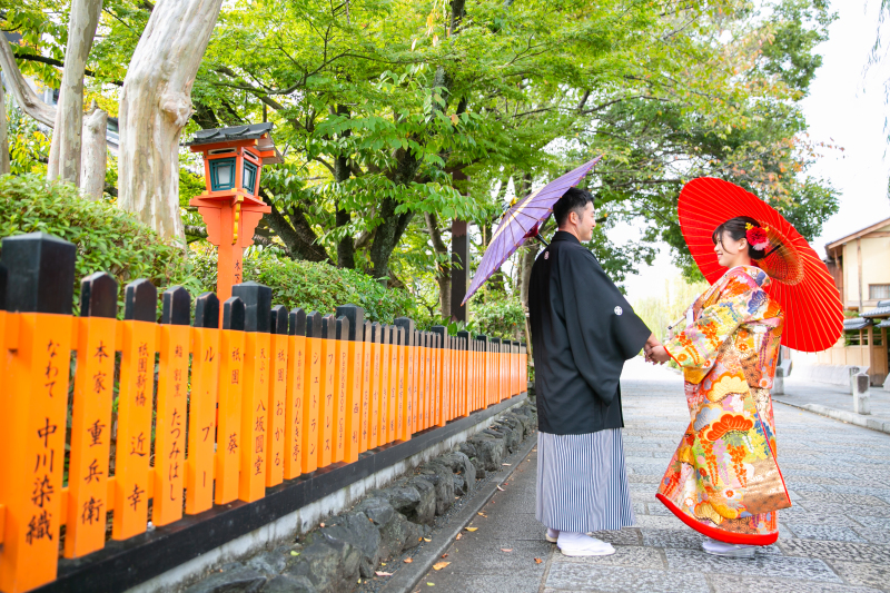 仲良く手を繋いで