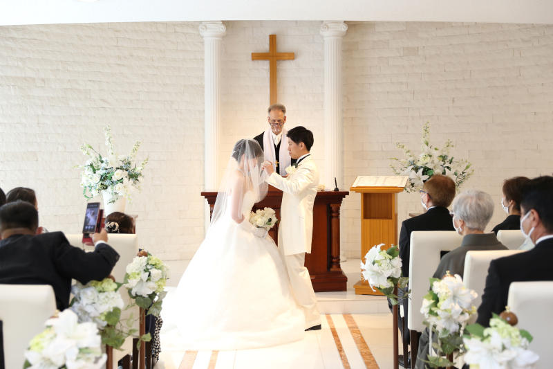 外国人牧師による厳格な本格結婚式