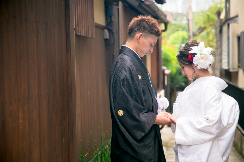 新郎紋付き袴、新婦の白無垢または色打掛が無料