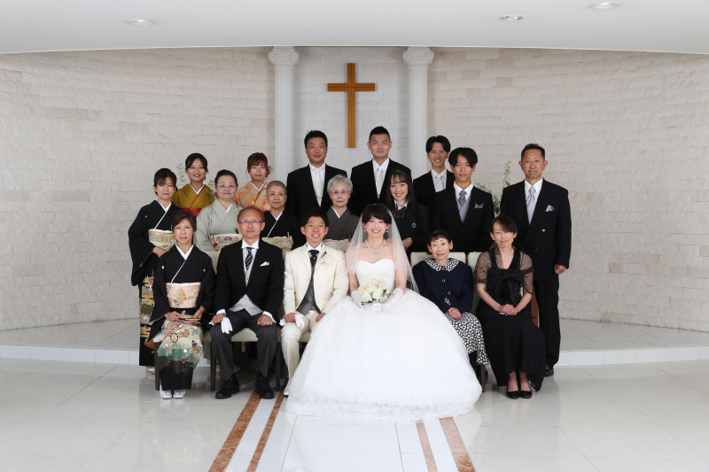 【ファミリープラン】洋装チャペル+家族撮影+全データ(93,500円税込)写真全カット+新郎新婦衣装ランクアップなしで選び放題