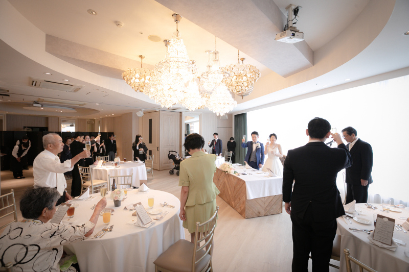 家族に囲まれて迎える、乾杯の瞬間