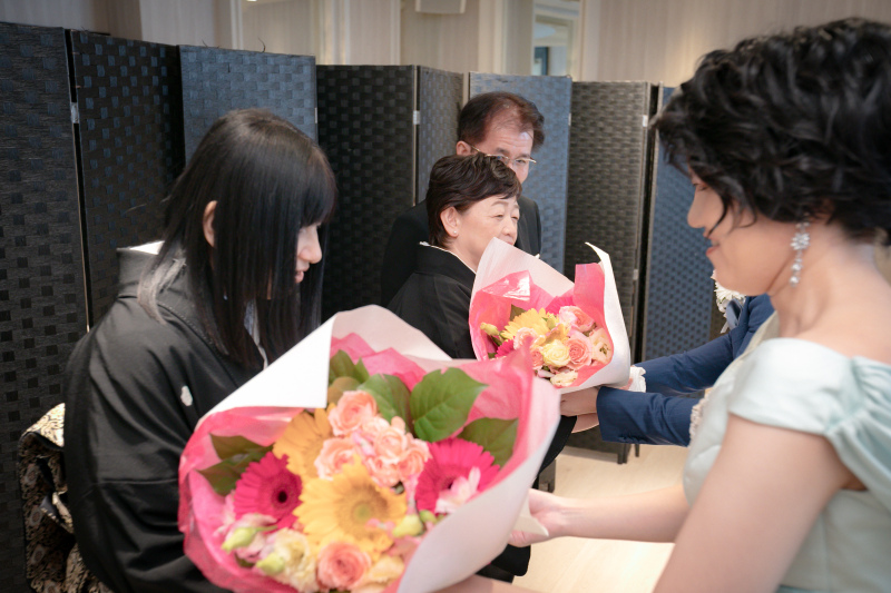 感謝の気持ちを込めて…親御様への花束贈呈