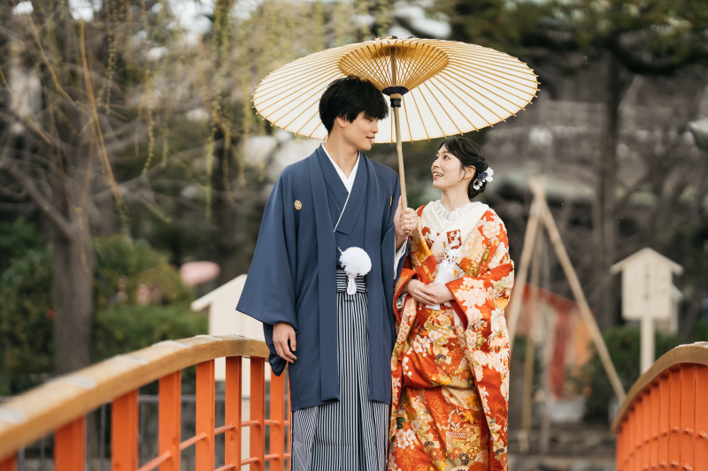 朱色の美しい回廊を歩んで