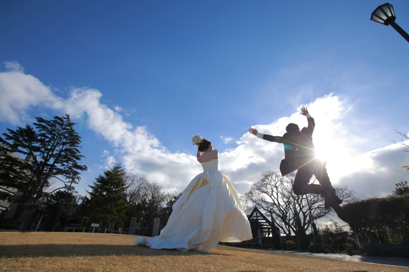 晴天の自然に囲まれたガーデンフォトウェディング