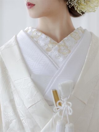 新婦 刺繍襟：梅(白地 白金) 