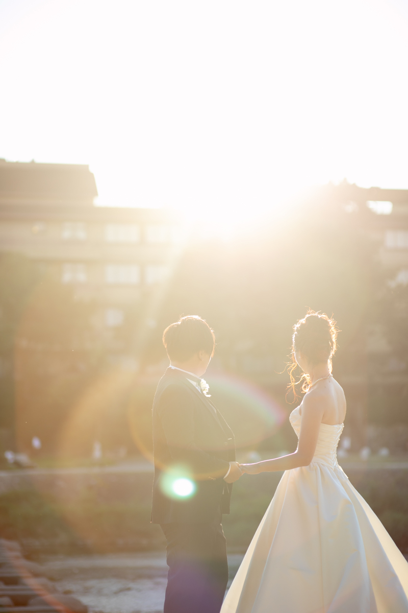 対岸に落ちる夕日に