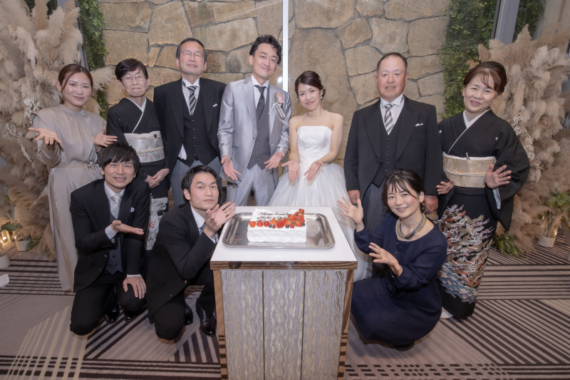 ケーキを囲んで家族みんなで記念写真を♡