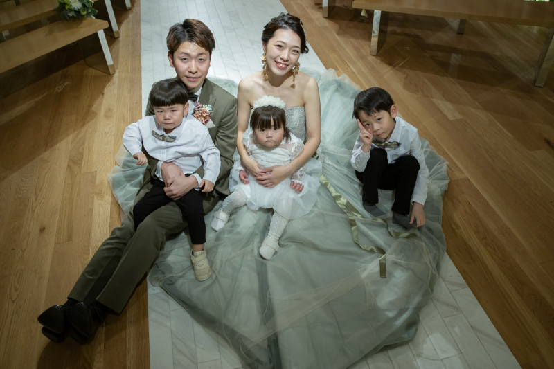 オーバーカラードレスでお色直しも楽々♪