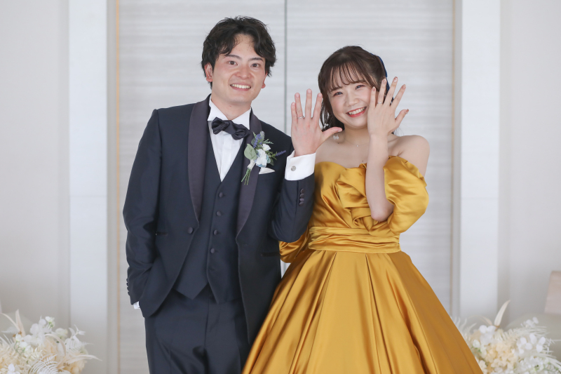 指輪披露ポーズも可愛く