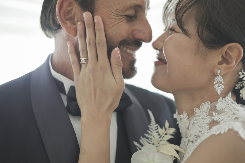 顔を寄せ合って自然な笑い合い