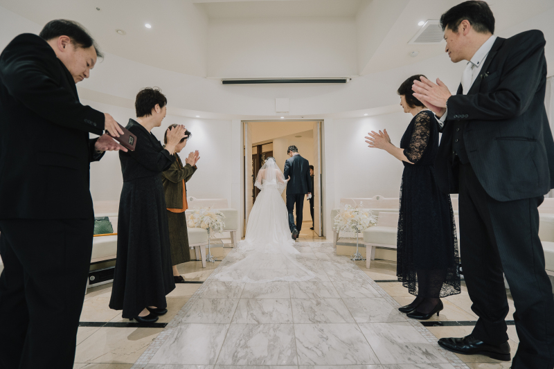 ゲストに見守られて退場