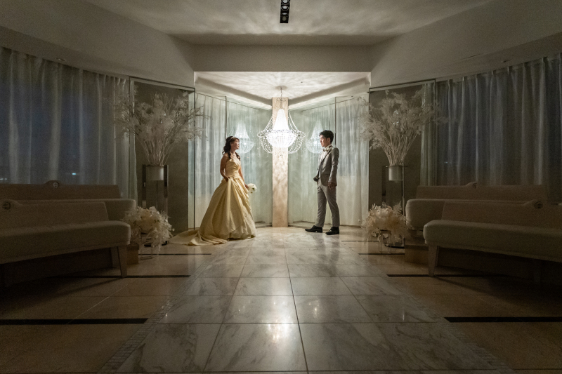 大きなシャンデリアに照らされて…