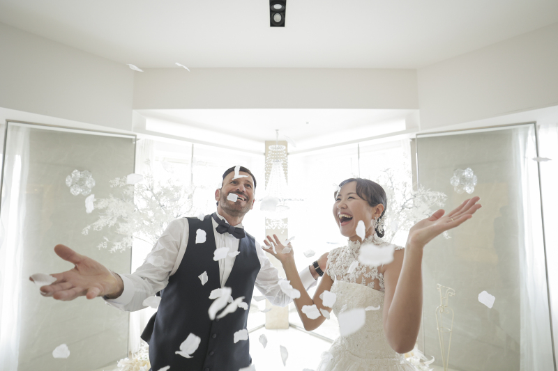 フラワーシャワーで祝福の笑顔