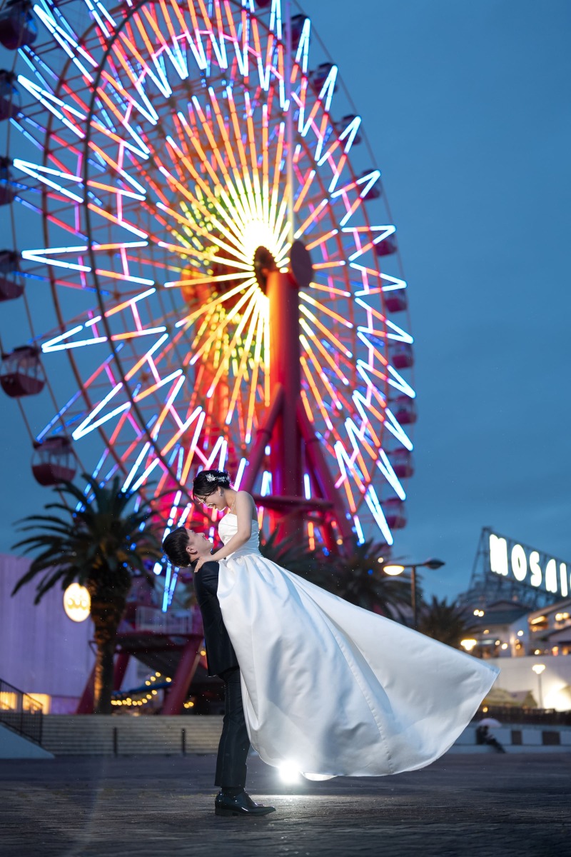 観覧車を背景にダイナミックなお写真を