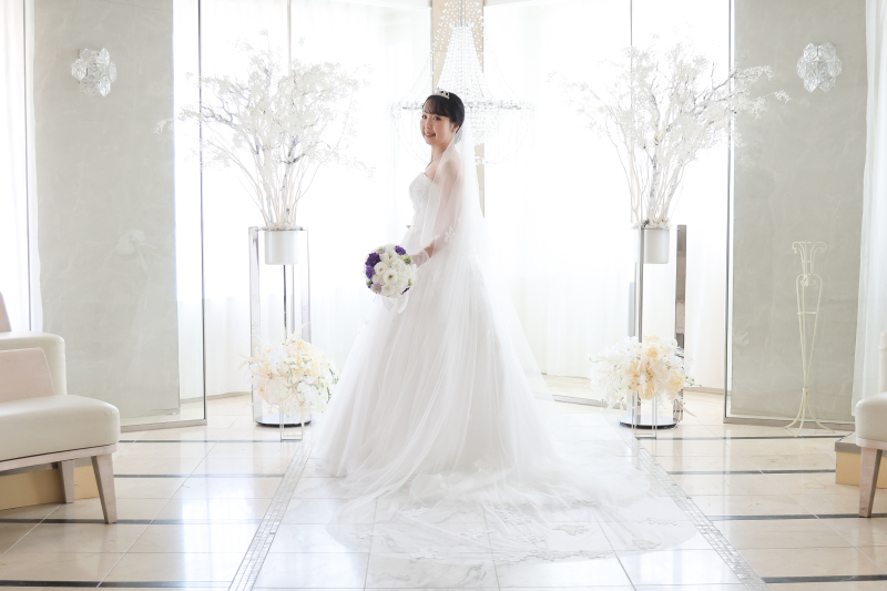 純白のドレス×白亜のチャペル