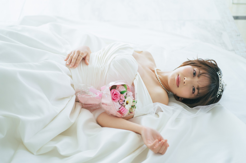 真っ白なドレスに包まれて