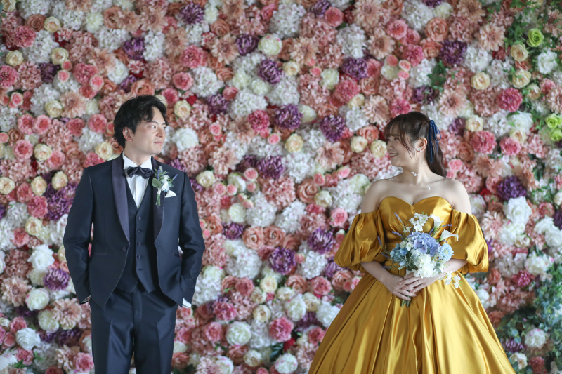 フラワーウォールをバックに韓国風